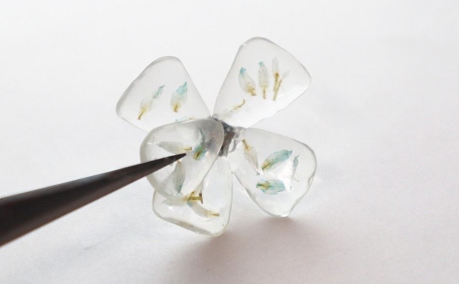 20200130_resin_clearflower_earrings_proc9.jpg