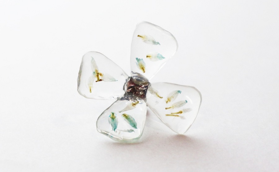 20200130_resin_clearflower_earrings_proc8.jpg