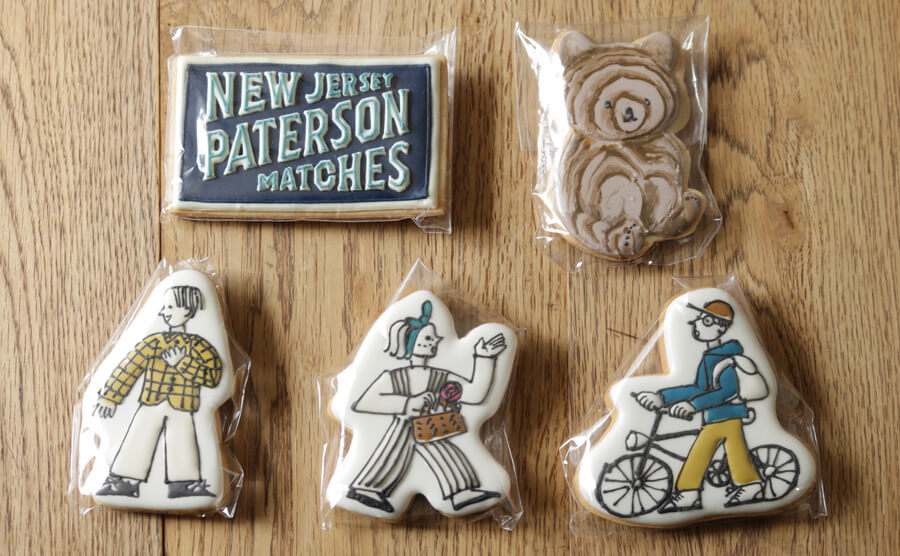 上段：映画「パターソン」よりマッチ、木彫りのくま 下段：アイシングクッキー イラストレーター yamyamさんとのコラボレーション