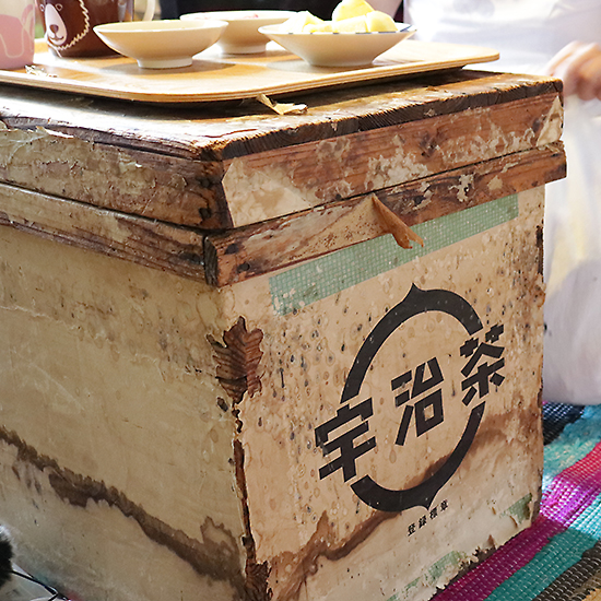 茶葉の保存箱として使われていた茶箱は防湿、防虫などの機能が高いため、栗田さんは糸の保管に使用