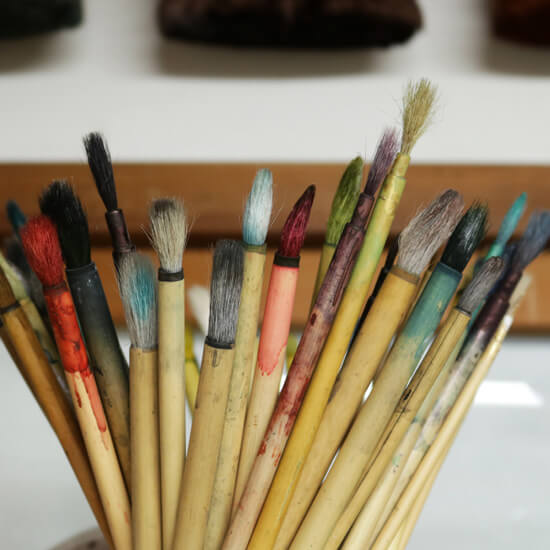 色、模様、描画表現によっても筆を使い分ける
