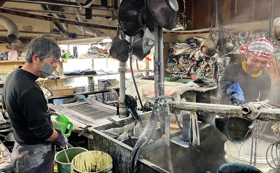 柔らかな表情で作業中のみなさん