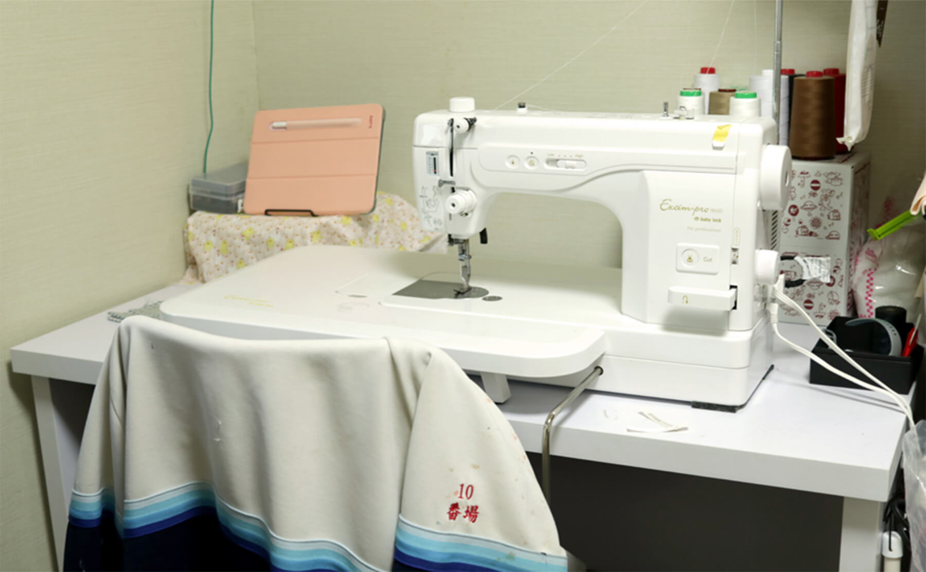 アトリエ内のミシンスペース、学生時代より使用しているジャージ